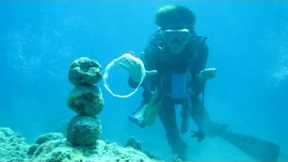 Man ﻿Performs Tricks Underwater | Mermaids IRL