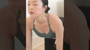 A quick 5 minute morning flow and stretch to start your day 😌 #namaste #morningmeditation #chiutips